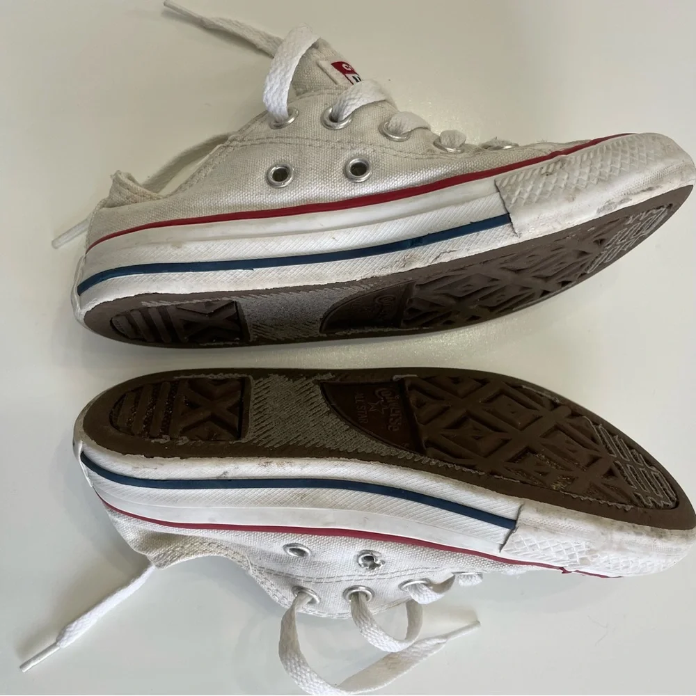 Converse Kids Chuck Taylor White Canvas Low Top All Star Sneakers, size 11
